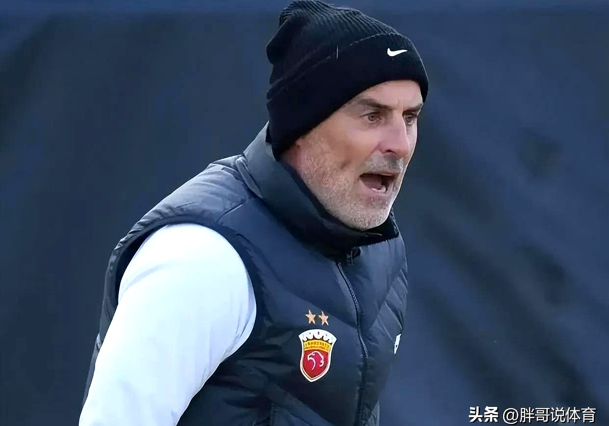 个别球迷在马路上呼喊不当言论引发关注 个别球迷在马路上呼喊不当言论引发关注